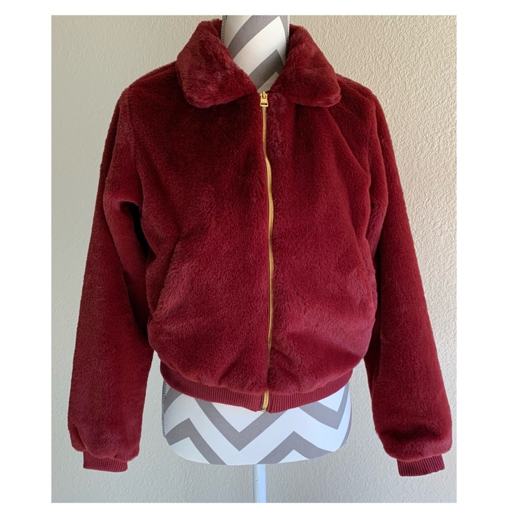 Excellent pre-owned super soft plume color faux fur 2 side pockets zipper jacket